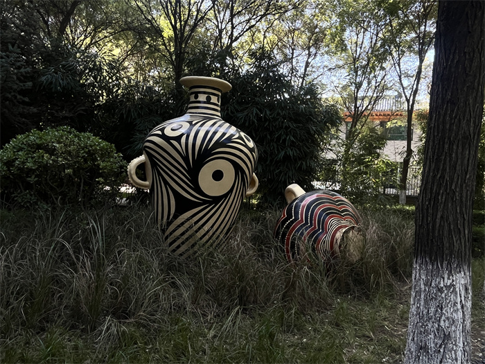 绿色公园彩陶罐雕塑